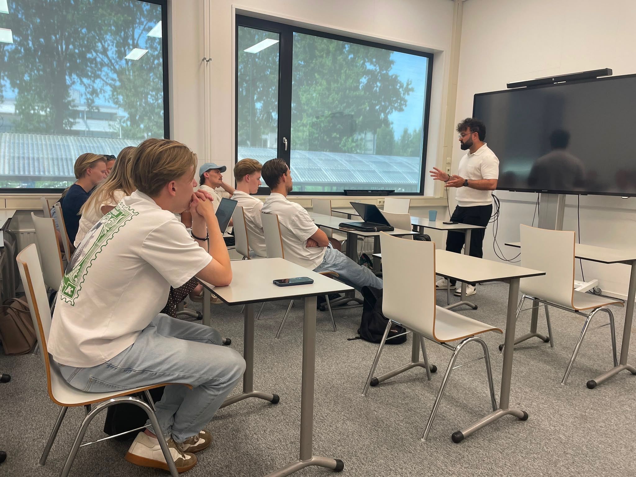 Amanj Hamid guest lecturing at Fontys University